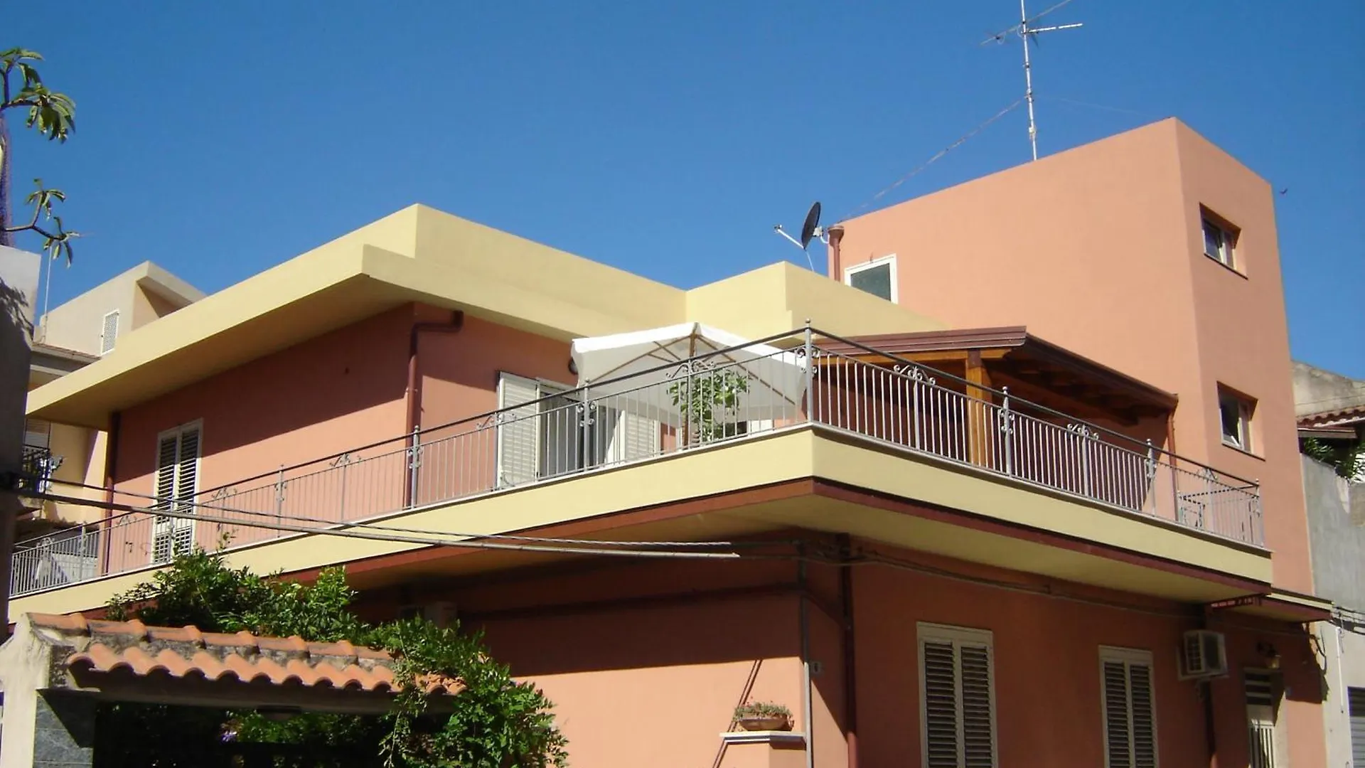 Appartamento Con Terrazza In Villetta Privata Milazzo